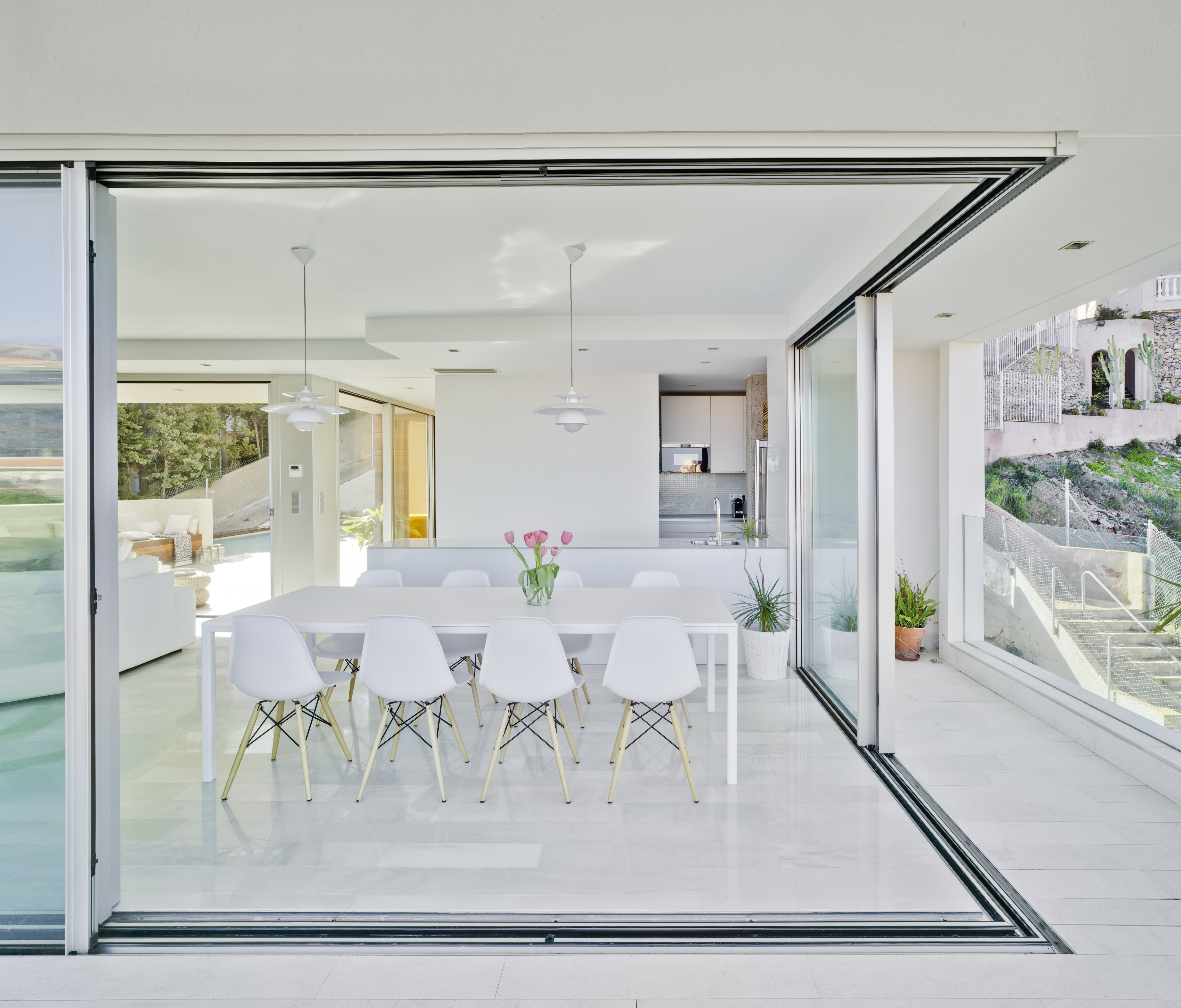 corner sliding doors with kitchen dining table